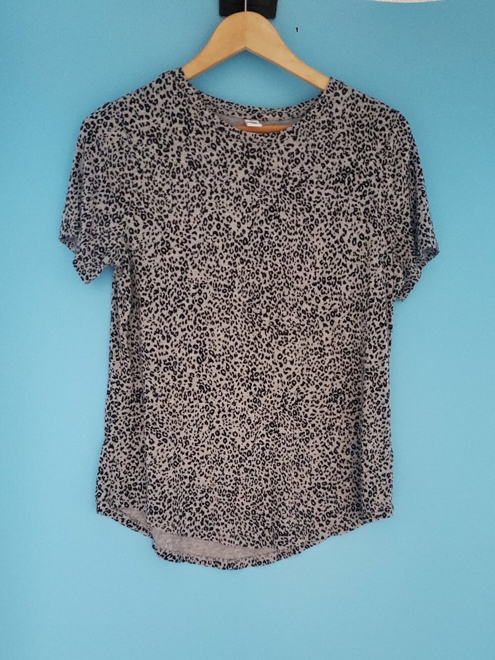 Old Navy Top Size Large Luxe Grey & Black Cheetah Print Short Sleeve